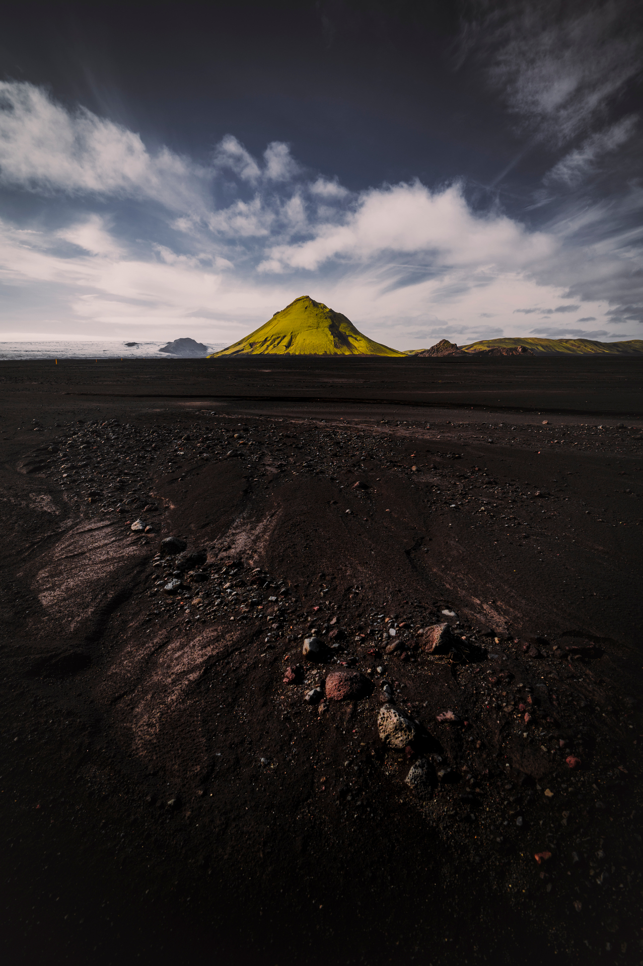 Der beeindruckende grüne Vulkan Maelifell in der Mondlandschaft im Hochland Islands