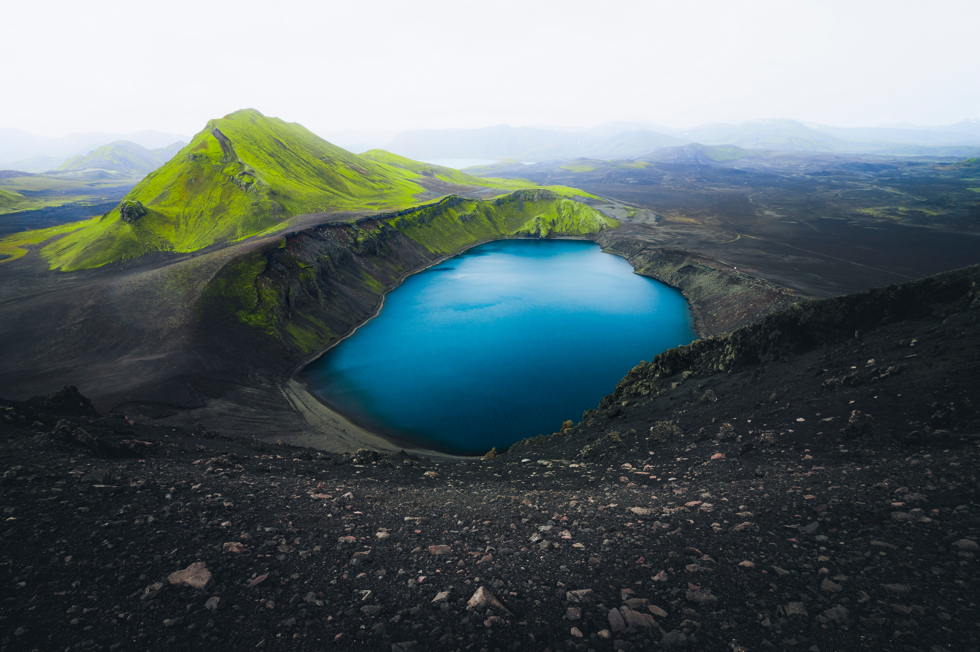 Blick über die sagenhafte Hochland-Landschaft mit Vulkankrater Hnausapollur Blahylur in Island