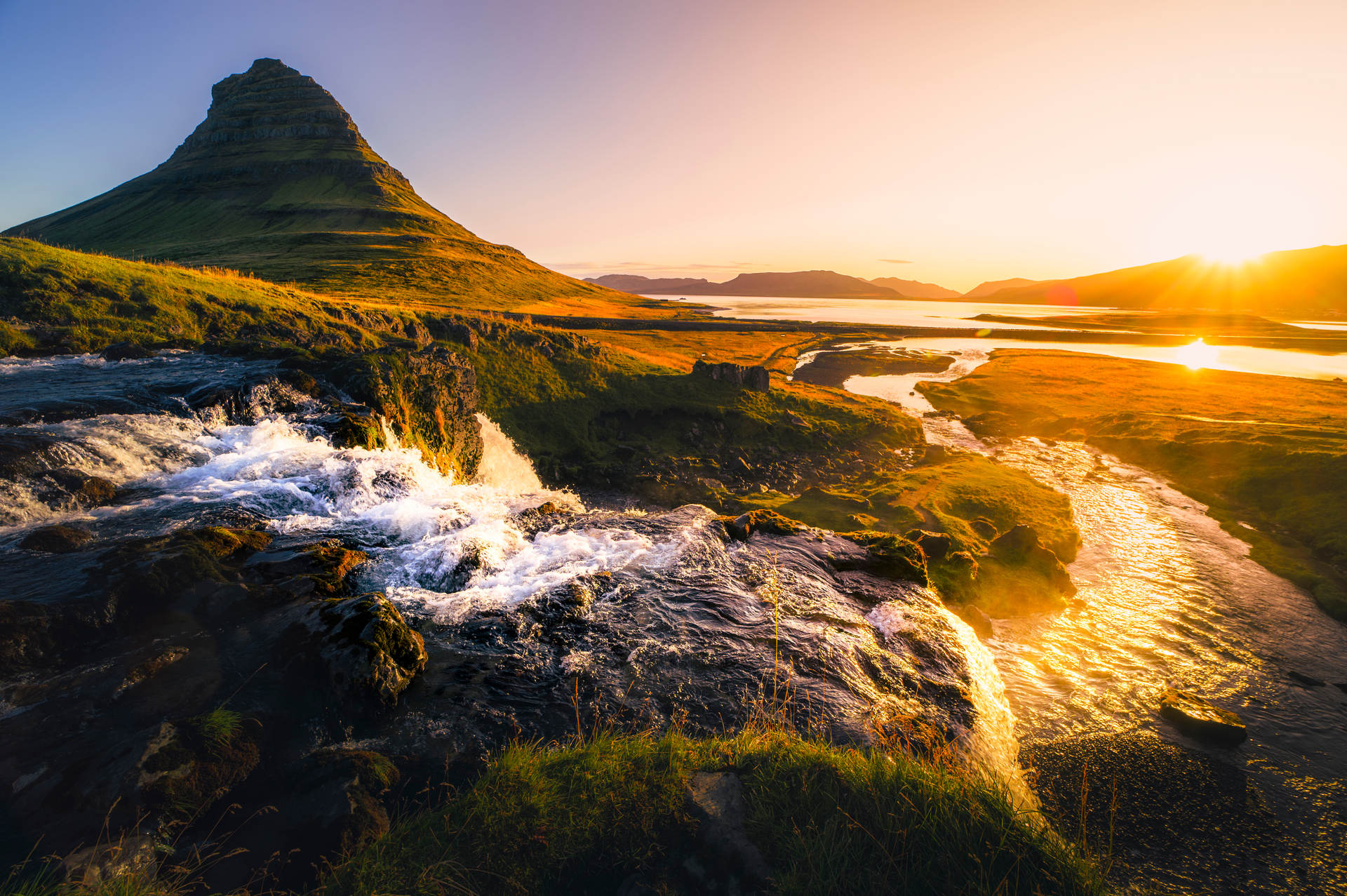 Märchenhafter Sonnenaufgang am Kirkjufell in Island